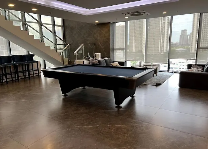 Free Parking With Balcony Pool And Gym Mrt 200m